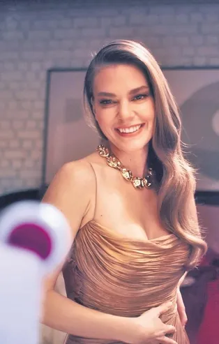 Önder Öztarhan’la kısa süre önce ayrılan Aslı Enver teselliyi reklam anlaşmasında buldu!