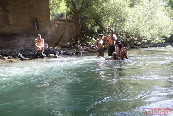 Bir dönem terör olaylarıyla gündemdeydi! Hakkari Yüksekova'da sıcaktan bunalanlar Avaşin Deresi'nde serinledi - 3