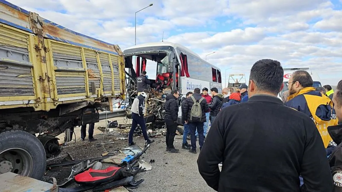 Konya'da feci kaza! 3 kişi öldü, 33 kişi yaralandı