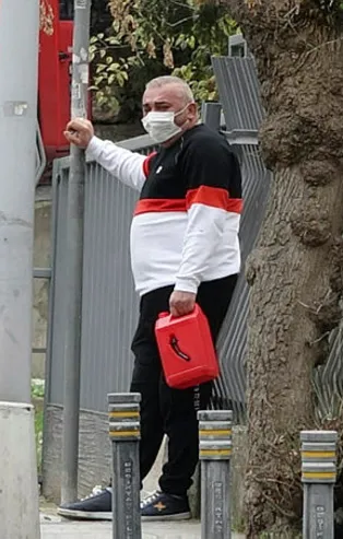 İstanbul'un göbeğinde hareketli anlar! Benzin bidonuyla yolu kapattı...