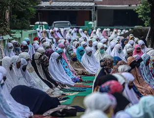 Dünyada koronavirüs etkisi altında bayram! Bayram namazını böyle kıldılar!