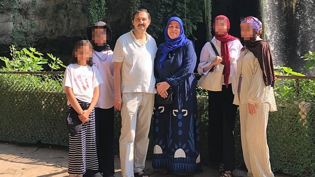 Otomobiliyle evine dönmek isteyen aileye dehşeti yaşattılar