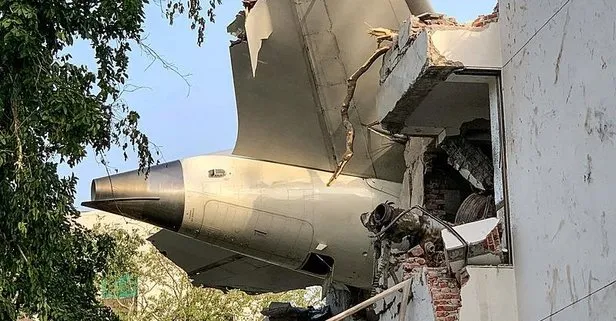 Hindistan'da yolcu uçağı yerleşim yerine düştü! Kazada mucize: Bir yolcu kurtuldu | Kara kutulardan biri bulundu