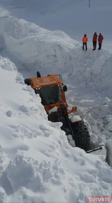 40 gün kapalı kaldıktan sonra açılan Van-Bahçesaray yolu dün gece çığ düşmesi nedeniyle yine ulaşıma kapandı - 2