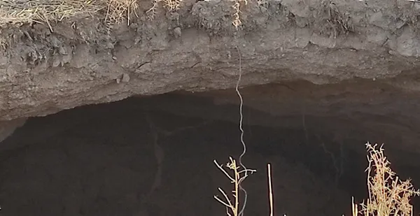 konyanin-karapinar-ilcesinde-15-metre-derinliginde-obruk-olustu-1605511864417.jpg Konya'nın Karapınar ilçesinde 15 metre derinliğinde obruk oluştu-6