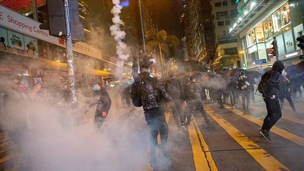 hong-kongda-protestolar-noel-aksaminda-da-durmadi-1577308166547.jpeg Hong Kong'da protestolar Noel akşamında da durmadı-1