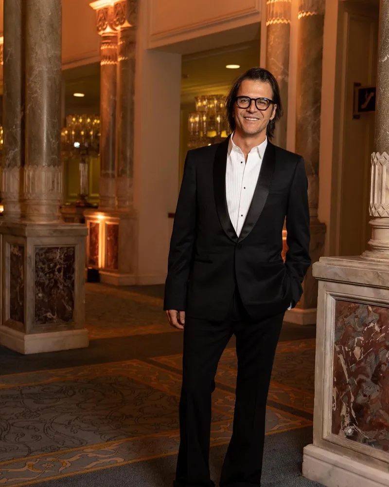 mehmet-gunsur-20-yillik-esi-katerina-mongioya-olan-askini-haykirdi-1775568759984.jpg Mehmet Günsür 20 yıllık eşi Katerina Mongio’ya olan aşkını haykırdı-4