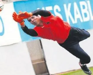 Kaleci Esteban da kopmak üzere!