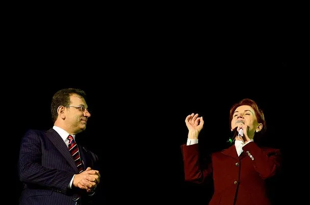 'HDP ile yan yana gelmeyiz' diyen Meral Akşener, Selahattin Demirtaş'ın alkışlandığı kürsüde konuşma yaptı