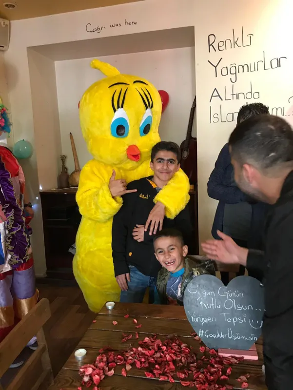 Diyarbakır'da okul harçlığı için sokaklarda simit satan küçük Taylan’a doğum günü sürprizi-3