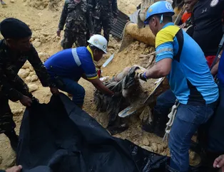Filipinler'de korkunç görüntü! Cesetleri tek tek böyle çıkarttılar