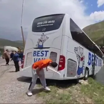 Bitlis’in Tatvan ilçesinde kontrolden çıkan yolcu otobüsünün dereye düşmesi sonucu 5 kişi yaralandı.