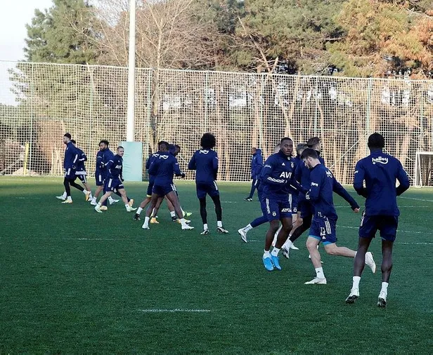 fenerbahcede-bright-osayi-samuel-ilk-idmanina-cikti-1611857321927.jpeg Fenerbahçe'de Bright Osayi-Samuel ilk idmanına çıktı-2