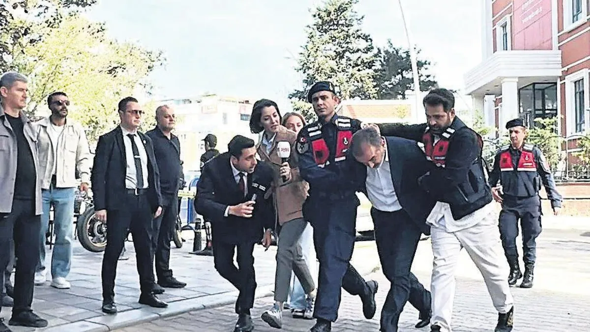 Savcıyı tehdit ederek benimle fotoğraf çektir diyen bebek katiline ibretlik fotoğraf!