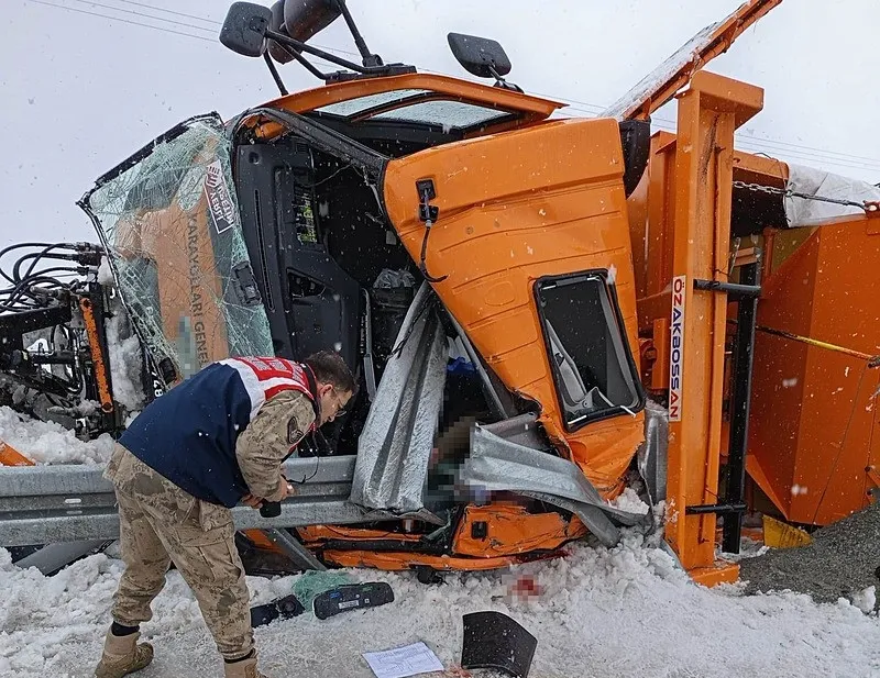 Van Tendürek Geçidi’nde kar küreme aracı devrildi: 2 kişi hayatını kaybetti