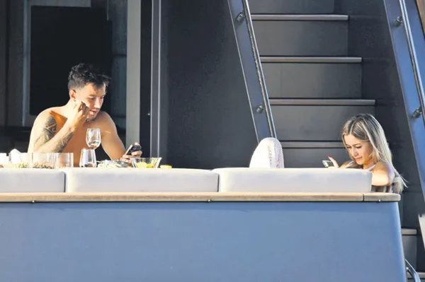 galatasarayli-yildiz-ogulcan-caglayan-ile-sevgilisi-peri-ispartali-romantizm-ruzgarlari-estirdi-1627680616253.jpg Galatasaraylı yıldız Oğulcan Çağlayan ile sevgilisi Peri Ispartalı teknede romantizm rüzgarları estirdi!-1