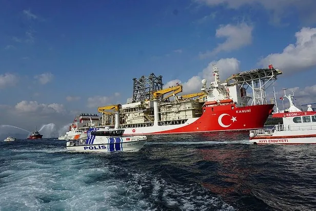 SON DAKİKA: Kanuni Sondaj Gemisi Karadeniz'e uğurlandı: Başkan Erdoğan helikopter ile üstünden geçti-6