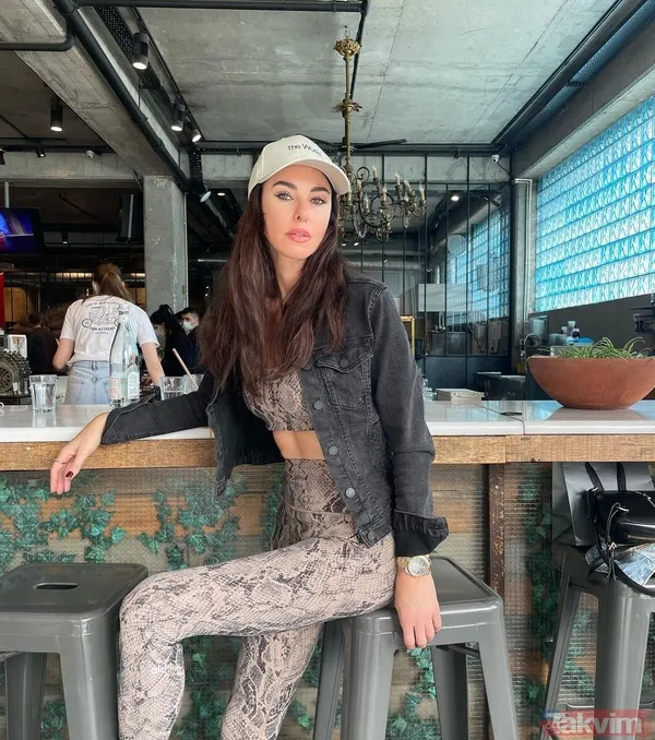 50’lik Defne Samyeli leopar desenli bikinisiyle denizden salına salına çıktı! Deren Talu’dan yorum gecikmedi! Yakın çekim yayınlayan Defne... - 1