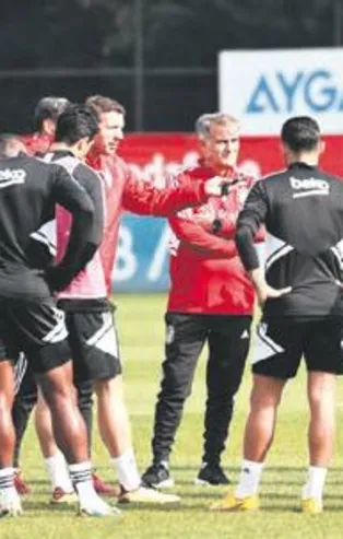 Dokunuşlara başladı! Şenol Güneş dünkü idmanda Berkay ve Muleka ile bire bir görüşme yaptı