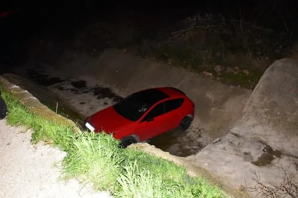 SON DAKİKA: İzmir'de dur ihtarına uymayan 14 yaşındaki sürücü otomobil ile dereye uçtu-4