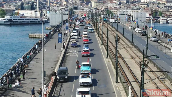 İstanbul Klasik Otomobilciler Derneği Üyeleri,Türk Bayraklarıyla Süslenmiş 100 Klasik Araçla Galata Köprüsü Üzerinde Bir Araya Geldi. 1940'Lı Yıllardan 1970'Li...