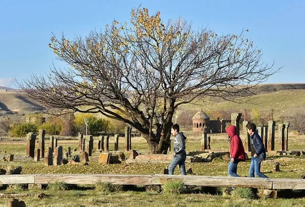 Başkan Erdoğan 'mutlaka gidin' demişti! Selçuklu Meydan Mezarlığı'na ziyaretçi akını-4