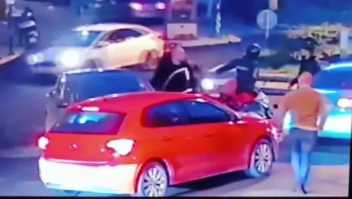 besiktasta-trafik-kavgasi-taksiciye-silah-cekti-basina-dogrulttu-1701766930334.jpeg Beşiktaş'ta trafik kavgası: Taksiciye silah çekti başına doğrulttu-4