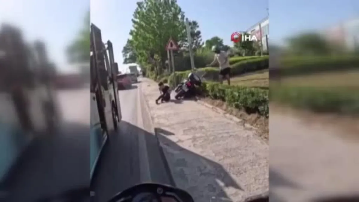 Kartal'da motosikletlinin kaldırımdaki kadına çarptığı anlar kamerada