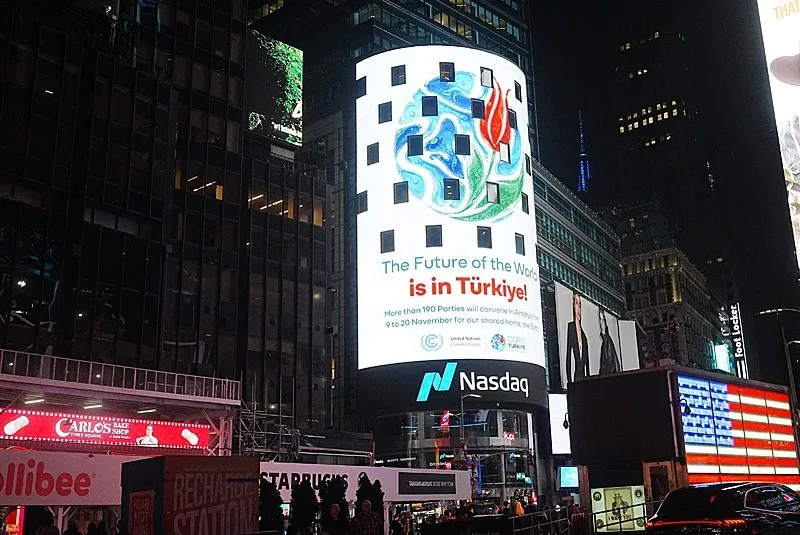 times-meydaninda-dunya-5ten-buyuktur-yankisi-baskan-erdoganin-sozleri-dev-ekranlarda-1790058682141.jpeg Times Meydanı'nda "Dünya 5'ten büyüktür" yankısı: Başkan Erdoğan'ın sözleri dev ekranlarda-3