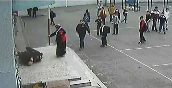 Veliden öğretmene yumruklu saldırı kamerada-2