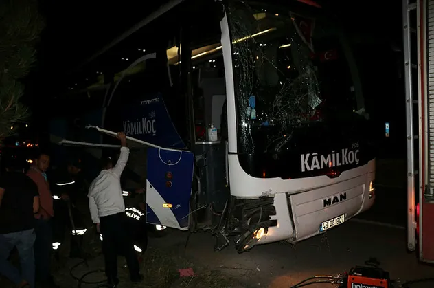 Afyonkarahisar'da yürekleri ağza getiren kaza! Refüje çarparak durabildi