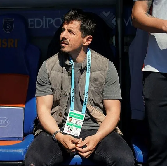son-dakika-emre-belozoglu-basaksehir-ile-uzatti-1662127943406.jpg Son dakika: Emre Belözoğlu Başakşehir ile uzattı!-2