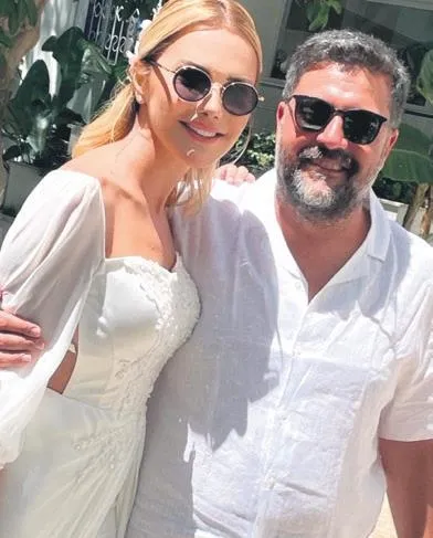 ece-erken-esi-safak-mahmutyazicioglunun-yasini-tutarken-bir-sok-daha-yasadi-unlu-sunucu-sosyal-medyadan-isyan-1649444279150.jpeg Ece Erken eşi Şafak Mahmutyazıcıoğlu'nun yasını tutarken bir şok daha yaşadı! Ünlü sunucu sosyal medyadan isyan etti-2