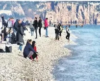 Türkiye kar altında kalırken Antalya’da vatandaşlar sahillere akın etti...