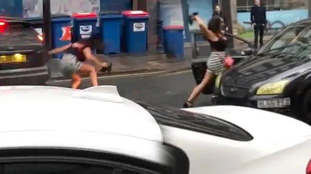 Sokak ortasında rezalet! Topuklu ayakkabı terörü... Genç kadını görenler inanamadı-5