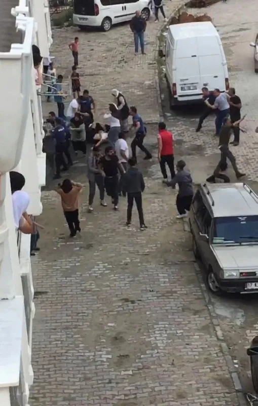arnavutkoyde-kari-koca-tartismasina-aileler-de-dahil-oldu-tekme-yumruk-ve-sopalarin-havada-ucustugu-kavgaya-po-1655119199727.jpg