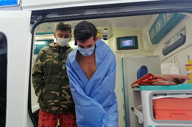 Son dakika: Koyda mahsur kalan 8 kişi denizin durulmasıyla birlikte kurtarıldı