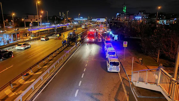 1636568893687.jpg E-5’te servis minibüsü alev topuna döndü! Yanan araç nedeniyle trafikte yoğunluk oluştu-2