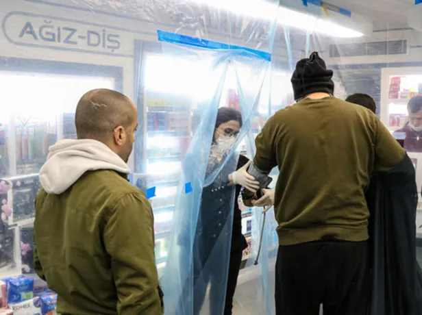 Eczanede koronavirüs önlemi! Maske ve eldiven yetmeyince bunu yaptılar!-1
