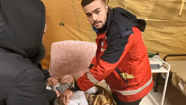 ukrayna-rusya-savasindan-kacan-7-aylik-asia-romanya-siret-sinir-kapisinda-umke-ekipleri-tarafindan-tedavi-edil-1646747042255.jpg Ukrayna Rusya savaşından kaçan 7 aylık Asia Romanya Siret Sınır Kapısı'nda UMKE ekipleri tarafından tedavi edildi-5