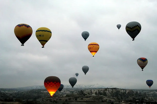 Kapadokya'da gökyüzü balonlarla renklendi