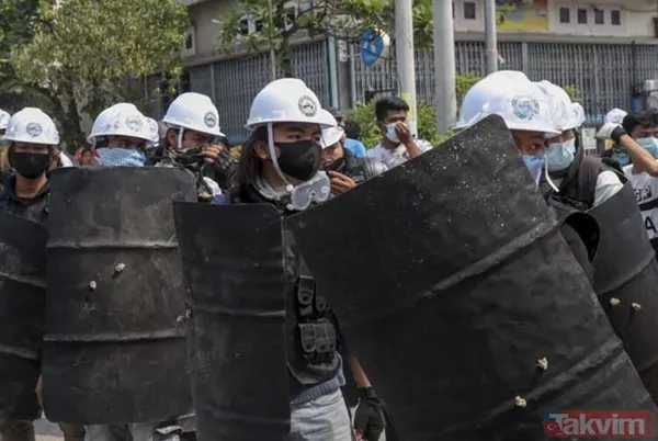 SON DAKİKA: Tarihe geçecek fotoğraf! Rahibe polislerin önüne kapanıp yalvardı - 5