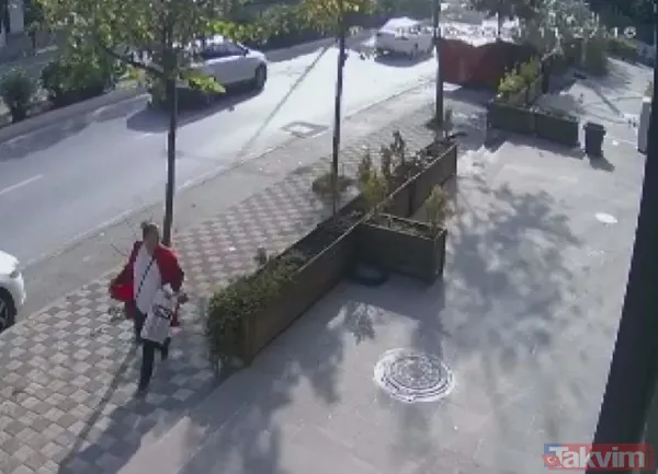 Refüjü aşıp ağaca çarptı yolda yürüyen kadın saniyelerle aracın altında kalmaktan kurtuldu! İşte o anlar - 1