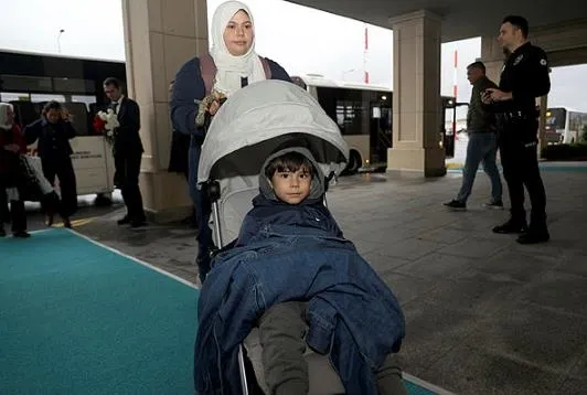 gazzeden-tahliye-edilen-44-turk-istanbulda-vahsetin-boyutunu-boyle-anlattilar-arabalar-cesetlerin-ustunden-gec-1700407098005.jpeg Türkiye vatandaşlarını sahipsiz bırakmadı! Gazze'den tahliye edilen vatandaşlarımız İstanbul’a indi-8