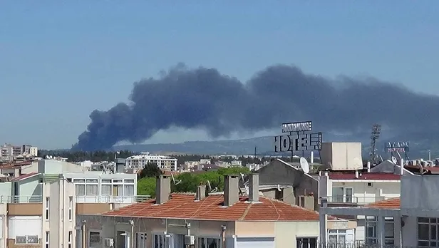 Son dakika: Çanakkale'de tehlikesiz atık alım merkezinde yangın! Gökyüzünü siyah dumanlar kapladı-2