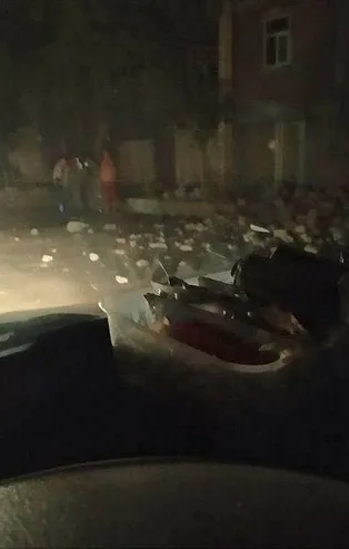 Merkez üssü Türkiye sınırına yakın Hoy kenti olan depremde kırsal kesimde 50 ev yıkıldı, 1127 kişi yaralandı