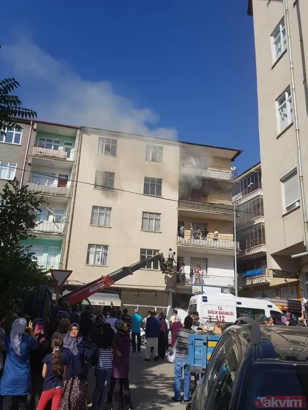 Ankara'nın Åereflikoçhisar ilçesinde bir apartmanda çıkan yangından etkilenen onlarca kiÅi, olay yerine yakın bir yerde çalıÅan iÅ makinesiyle binadan tahliye edildi. ile ilgili görsel sonucu