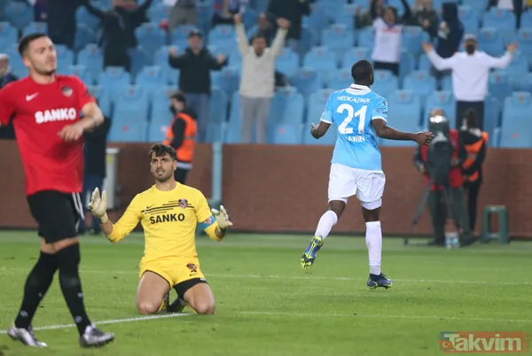 Trabzonspor - Gaziantep FK maçında ilginç olay! Arda Akbulut kaleye geçince Muhammet Taha Tepe maça motosikletle yetişti - 13