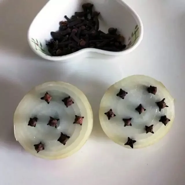 yarim-sogana-karanfil-batirin-ve-uyuyun-ne-ise-yaradigini-ogrenince-sok-olacaksiniz-1702917421982.jpeg Ne işe yaradığını öğrenince şok olacaksınız: Yarım soğana karanfil batırın ve uyuyun!-5