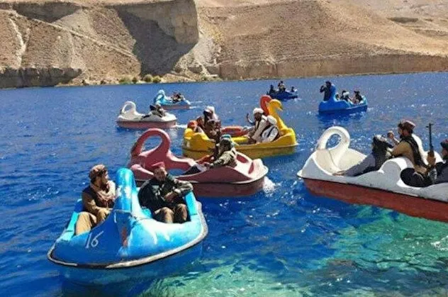 Taliban'dan Pyanj nehri üzerinde ilginç tatbikat! Deniz bisikletleriyle geçmeye çalıştılar